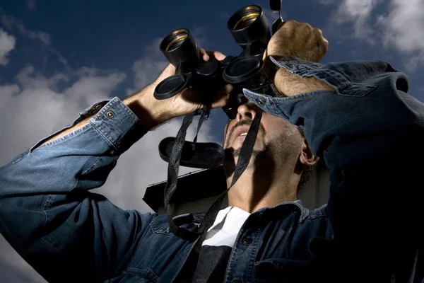 Muž pomocí dalekohledu — Stock fotografie