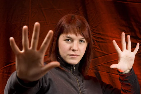 Flicka med hennes händer framför kameran — Stockfoto