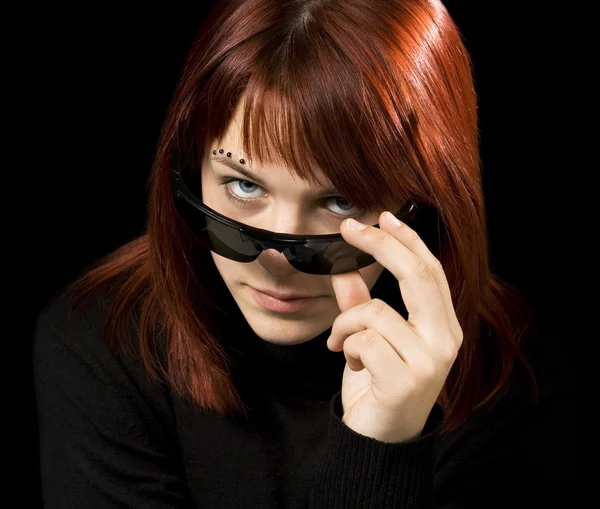 Lány a kamerát bámulja napszemüveg — Stock Fotó