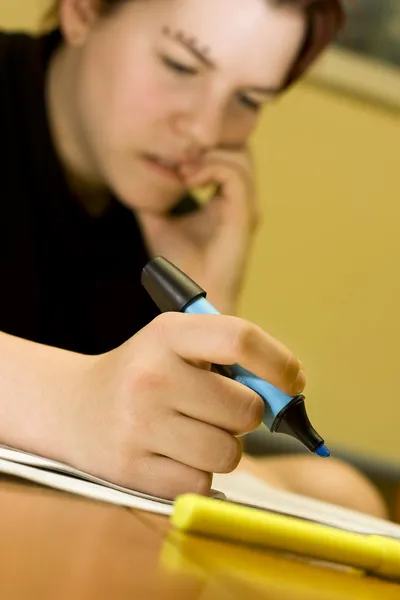 Estudante menina mordendo unhas enquanto estudava — Fotografia de Stock