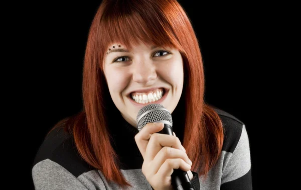 Glædelig pige synger på karaoke - Stock-foto