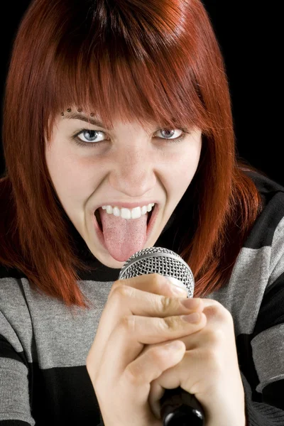 Ruiva menina gritando no microfone — Fotografia de Stock