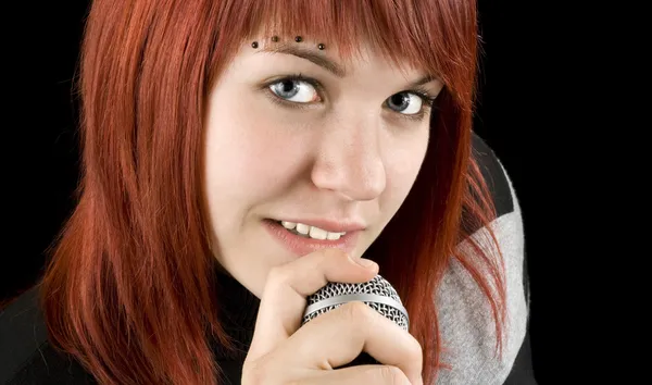 Üzerinde mikrofon şarkı söyleyen kız — Stok fotoğraf