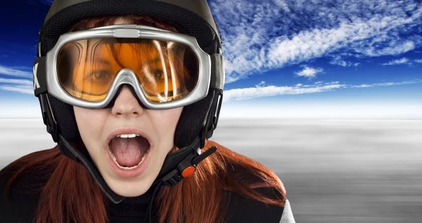 Söt flicka med snowboard hjälm och glasögon — Stockfoto