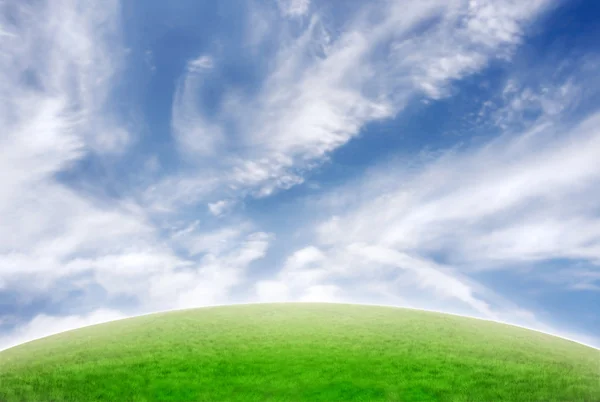 Vackra äng med levande naturliga sky — Stockfoto