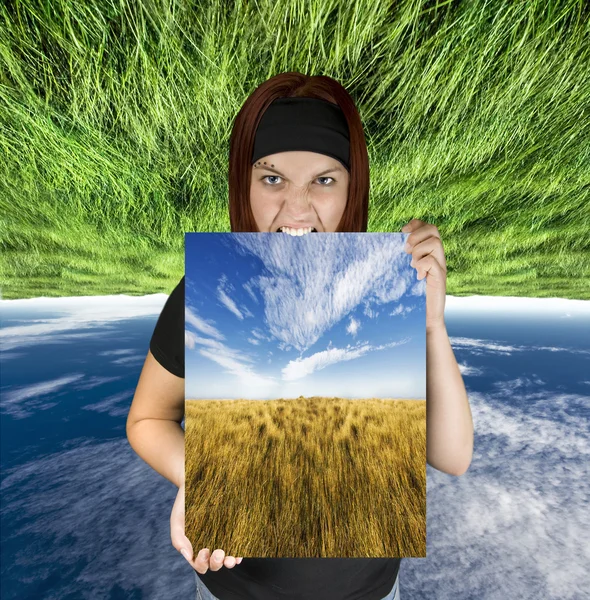 Chica enojada sosteniendo un lienzo de la naturaleza —  Fotos de Stock