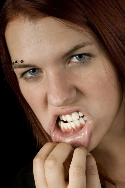 Dziewczyna pokazano jej zęby — Zdjęcie stockowe