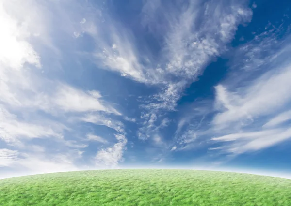 Zöld lejtőn idilli kék ég — Stock Fotó