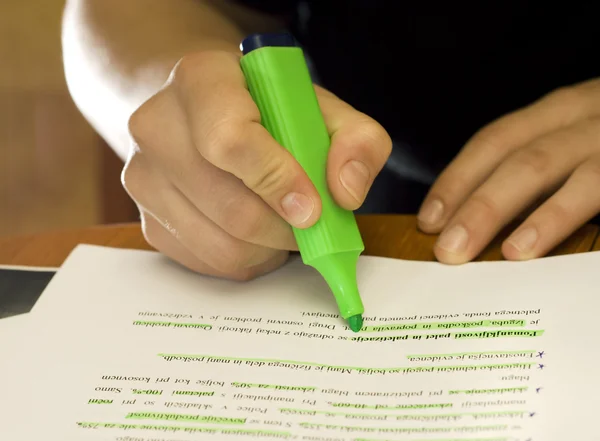 Студент, использующий маркер для выделения важного текста — стоковое фото