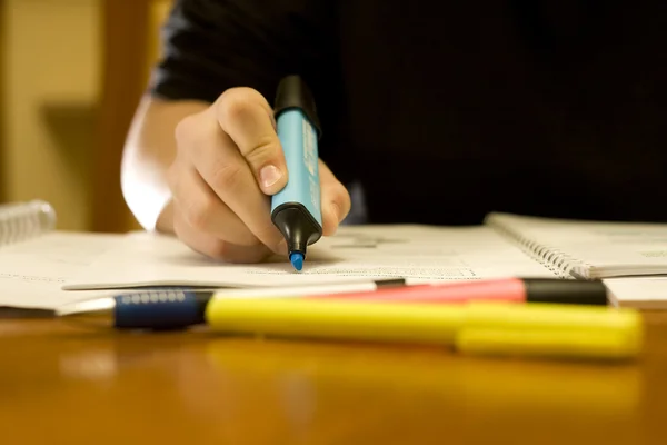 Κοντινό πλάνο ενός φοιτητή χρησιμοποιώντας το δείκτη στυλό — Φωτογραφία Αρχείου