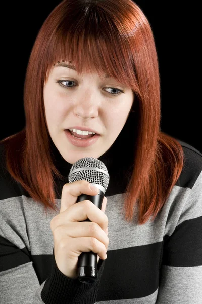 Flicka sjunger karaoke — Stockfoto