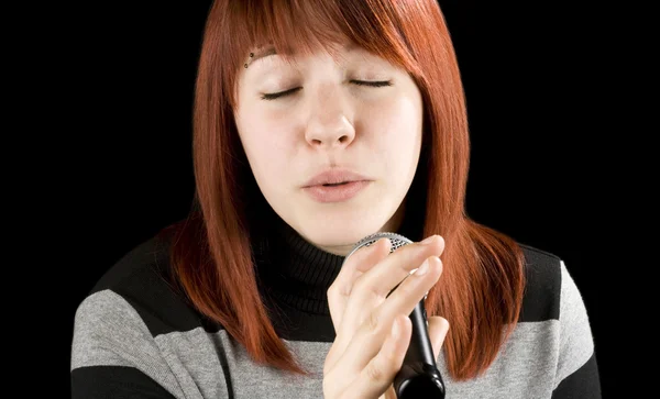 Mädchen singt Karaoke am Mikrofon — Stockfoto