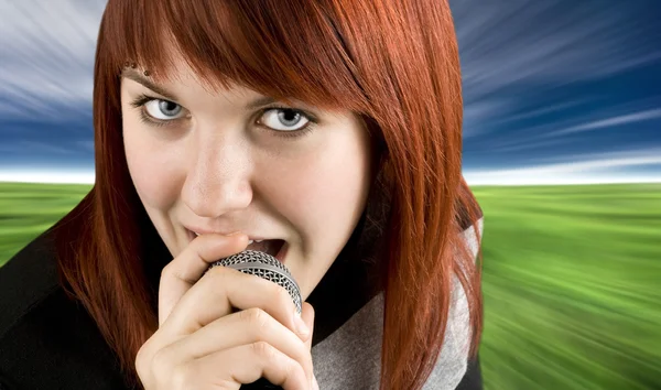 Girl singing karaoke on microphone — Stock Photo, Image