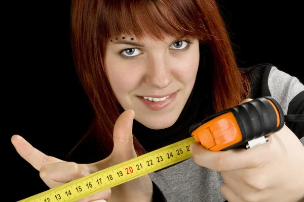 测量工具标尺的红发女孩 — 图库照片