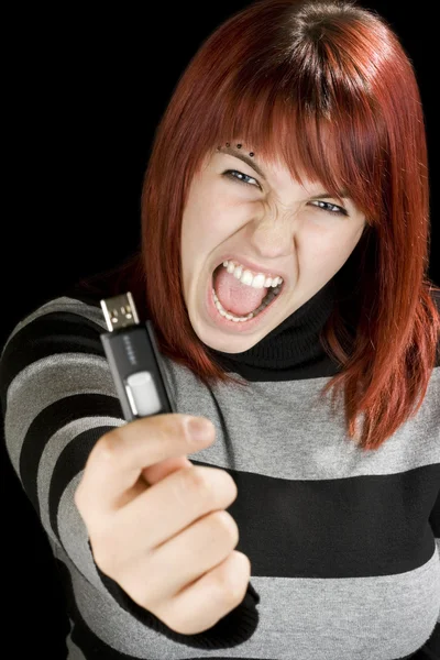 Kızıl saçlı kız kameraya bir flash sürücü holding — Stok fotoğraf