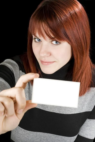 Chica sonriente sosteniendo una tarjeta en blanco —  Fotos de Stock