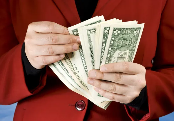 Vrouwelijke handen tellen dollar bankbiljetten — Stockfoto