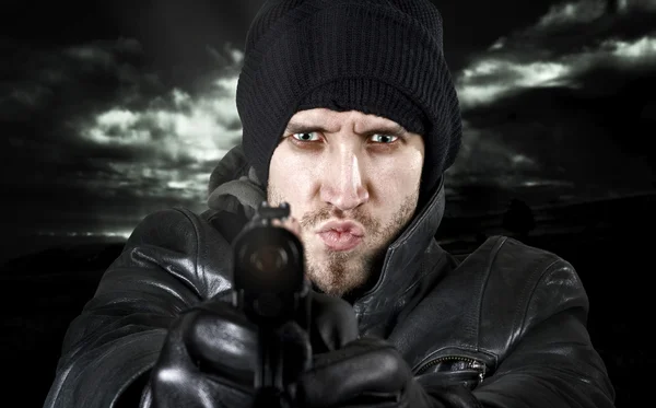 Undercover-Agent feuert Pistole in die Kamera Stockbild