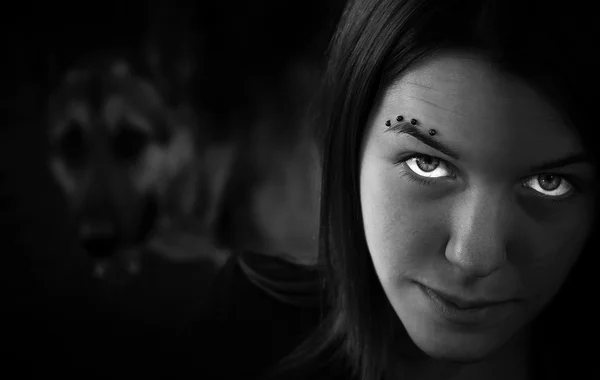 Schwarz-Weiß-Aufnahme eines hübschen Mädchens, das nach oben schaut. Studioaufnahme lizenzfreie Stockbilder