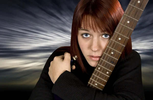 Ledsen flicka skydda hennes gitarr — Stockfoto