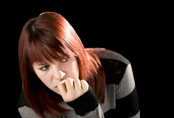 Nachdenklich rothaarige Mädchen beißt Nagel — Stockfoto