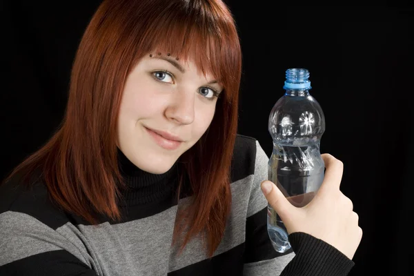 赤毛の女の子保持水のボトル — ストック写真