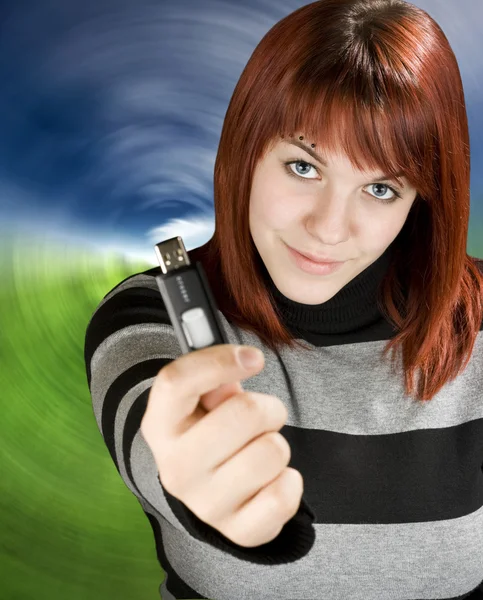 Rusovláska dívka držící fotoaparát flash disk — Stock fotografie