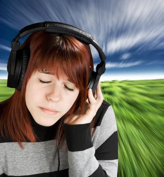 Menina pensativa ouvindo música — Fotografia de Stock