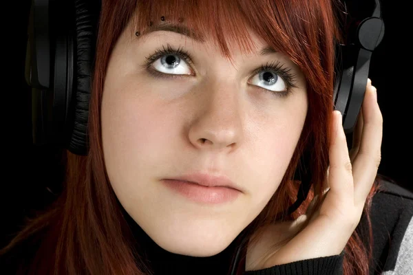 Chica escuchando música —  Fotos de Stock