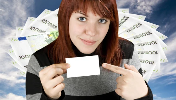 Flickan pekar på ett tomt visitkort med en mo — Stockfoto
