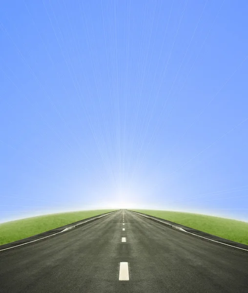 Estrada que conduz ao sol — Fotografia de Stock
