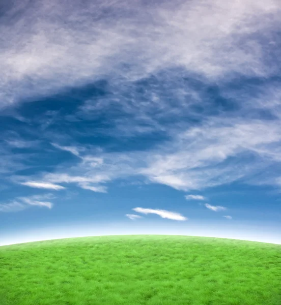 Céu azul bonito com fundo verde colina — Fotografia de Stock
