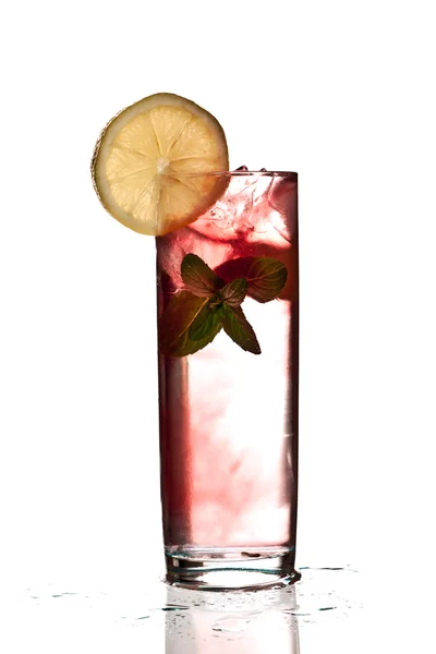 Kırmızı şurubu ile soğuk taze limonata — Stok fotoğraf