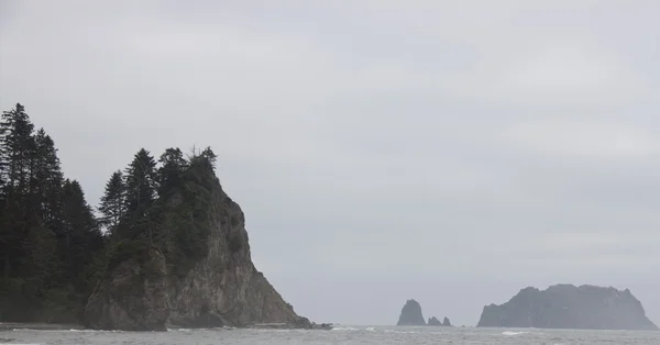 悬崖和 seastacks 从海浪上升 — 图库照片