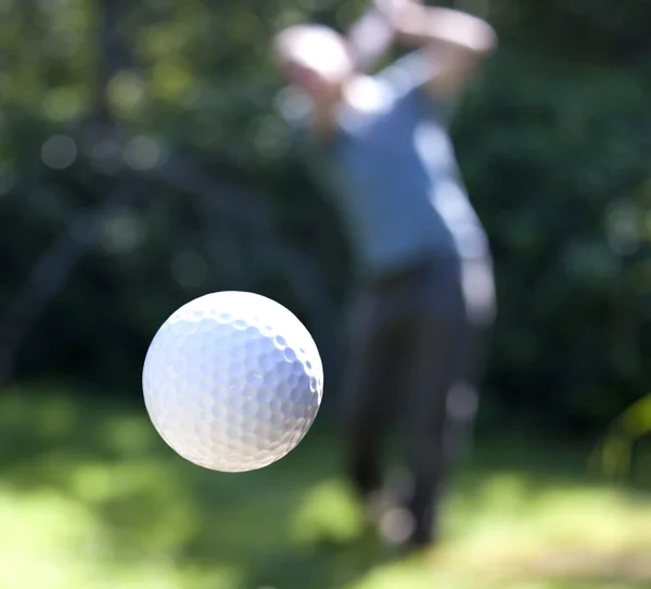 Uma bola de golfe em voo — Fotografia de Stock
