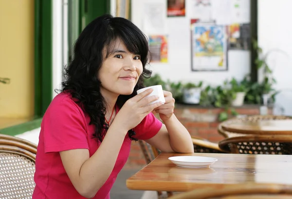 Pretty Asian woman enjoying a coffee — Stock Photo, Image