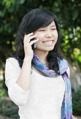 Cep telefonuyla konuşan bir kadın.