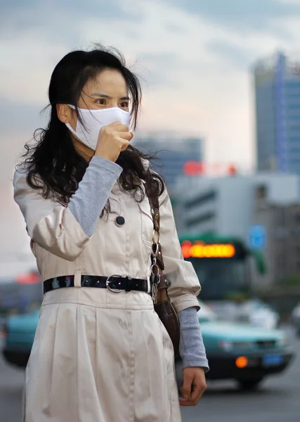 Mulher asiática usando uma máscara facial — Fotografia de Stock