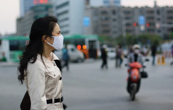 Asiatico donna indossare un faccia maschera — Foto Stock
