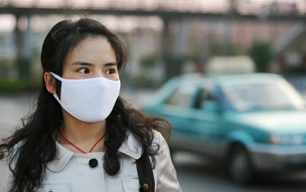 Asiatico donna indossare un faccia maschera — Foto Stock