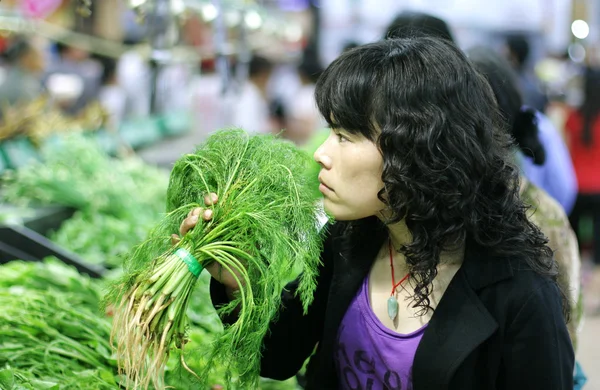 Woman buying fennel — Stock Photo, Image