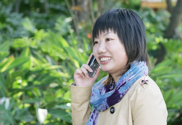 Woman talking on a mobile phone — Stock Photo, Image