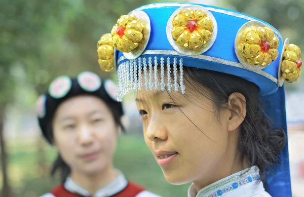 Zwei Chinesinnen in traditioneller Kleidung Stockfoto
