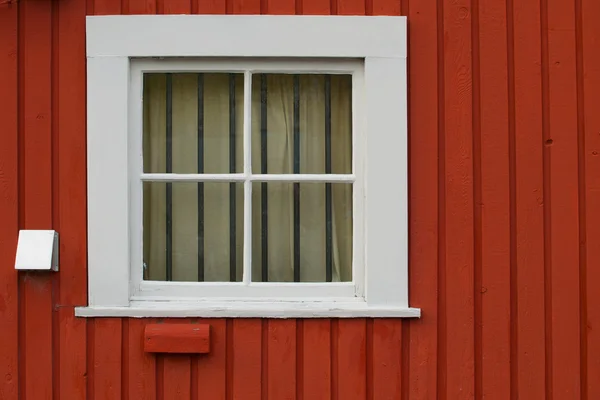 Kare penceresi içinde kırmızı bir ahşap duvar ayarla — Stok fotoğraf