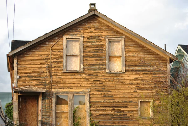Övergiven byggnad med peeling paint — Stockfoto