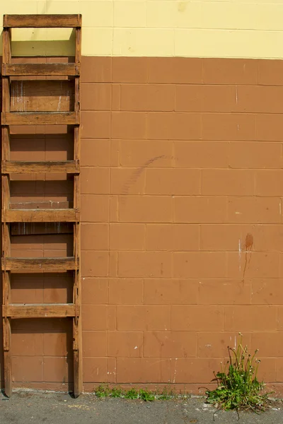 Tangga kayu menghadap dinding bata — Stok Foto