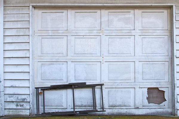 Dveře bílé garáže stárnutí — Stock fotografie