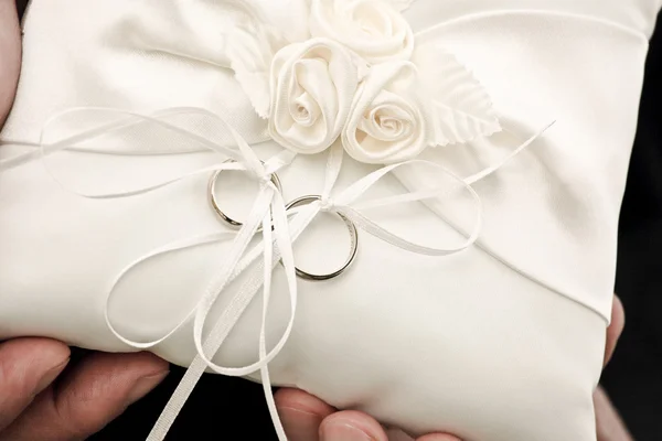 Bruiloft ringen in handen van vader — Stockfoto