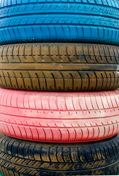 Neumáticos viejos coloreados —  Fotos de Stock