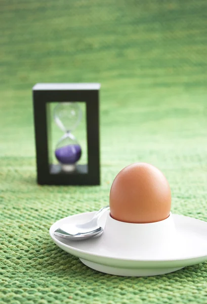Boiled egg with sand timer. — Stock Photo, Image